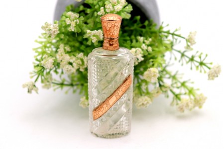 Frasco de perfume em vidro lapidado com tampa em ouro